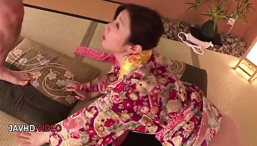 Ayumi Shinoda knistert mit sinnlicher Kimono-blowjob-show vor der Kamera
