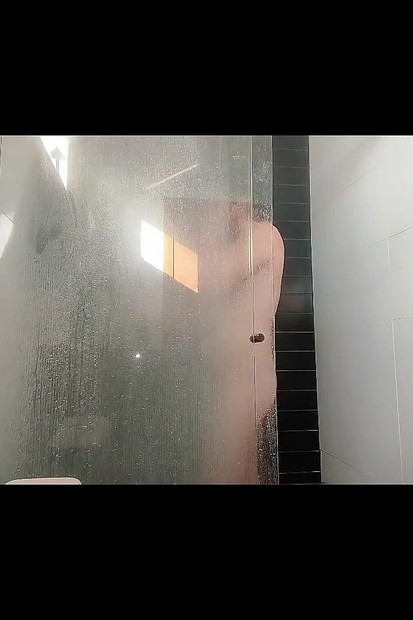 Morala sam se istuširati nakon dojenja po cijelom krevetu.