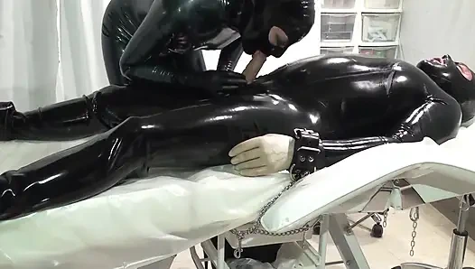 Latex danielle - Mein orgasmus ist der erste, sklave muss warten - 2 winkel