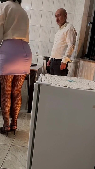 Sekretæren blir overrasket med slag på rumpa og anal penetrasjon med creampie. | Klipp 1