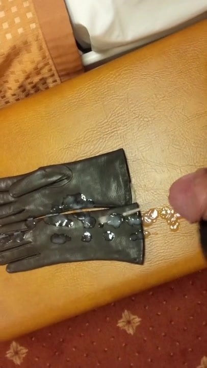 Geile Ladung auf die Lederhandschuhe