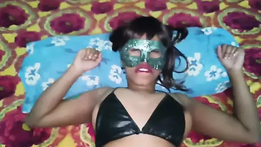 Desi freundin lutscht schwanz seines freundes und genießt mit ihm