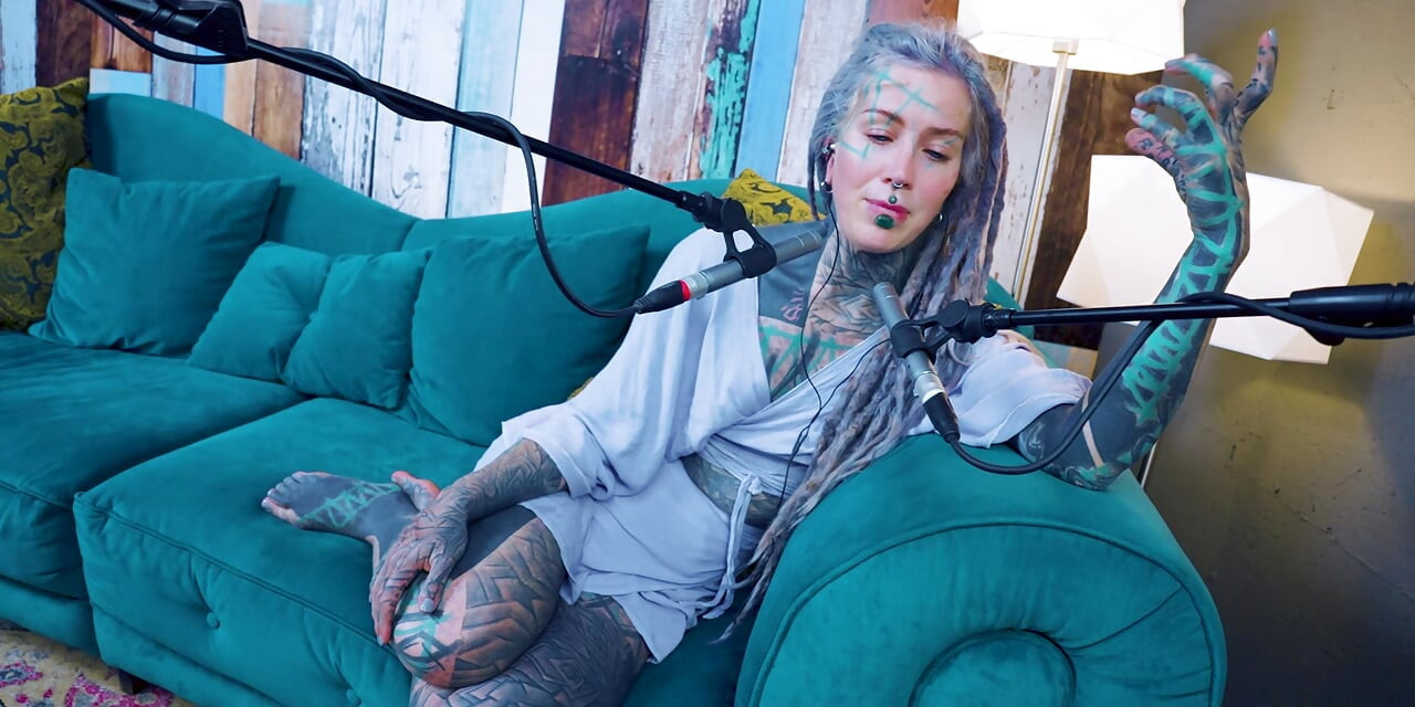 Vorbesc despre U - inconfortabil - ASMR podcast SFW vorbind fată slabă gotică dreadlocks tatuaj model fată tatuată