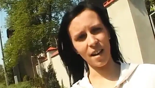 Brünette schönheit masturbiert, bevor sie einen blowjob in pov-action gibt