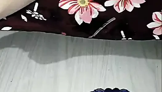 Bandana giyen yenge fışkırtıyor.