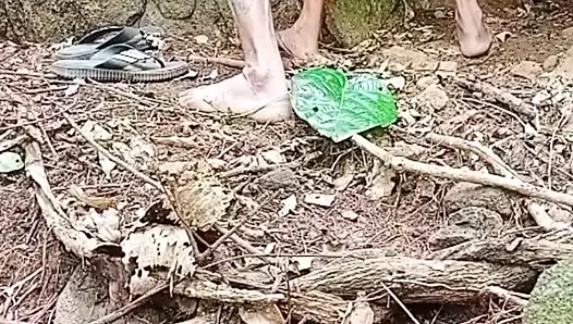 Ehefrau wurde mit nachbarin gefickt, während ihr ehemann im dschungel arbeitet