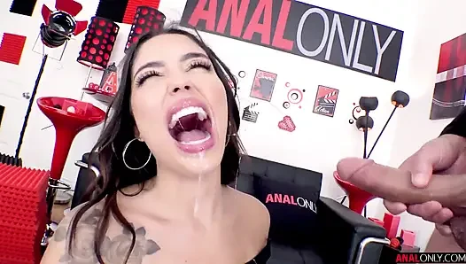 Vanessa'nın götünü içine alıyor