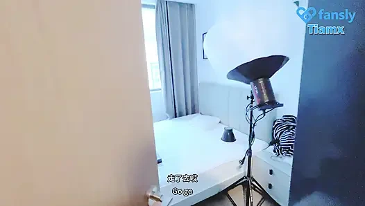 Сосед по соседству пришел к Тиа поесть дома, но столкнулся с эротической драмой