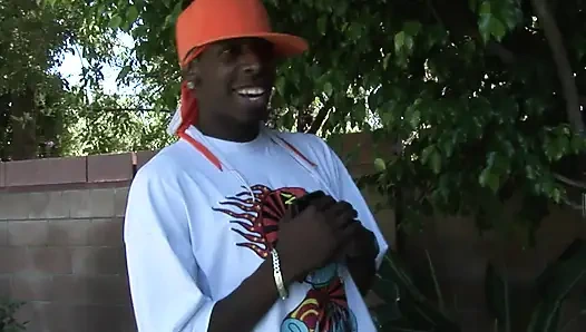 Siyah boğa komşunun beyaz üvey kızını hamile bırakıyor