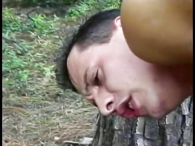Brutto amico come quando la sua ragazza trans Katia gli lecca gli occhi di cioccolato prima di lucidarlo con il suo schloeng nella foresta