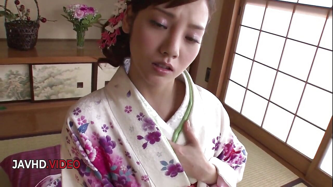 Perverzna japanska amaterka Rei Mizuna uživa u odvažnom seksualnom showmanstvu