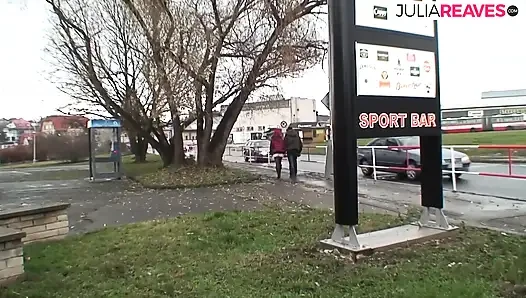 Azgın hatun ayak yolu boyunca sert sikildikten sonra göğüslerine boşalıyor