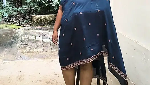 Hintli kız mavi şalvarda üstsüz seksi fotoğraf çekiminde, çekimden sonra