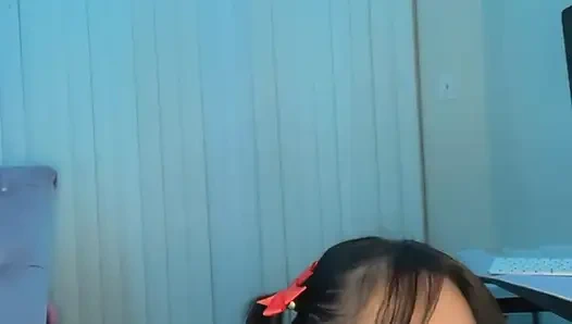 Cewek asia kutu buku yang hot lagi asik nyepong dan ngocok kontol sampai dicrot di muka