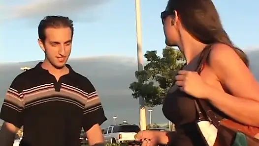 Сексуальные большие сиськи обожают большой член в киске во рту