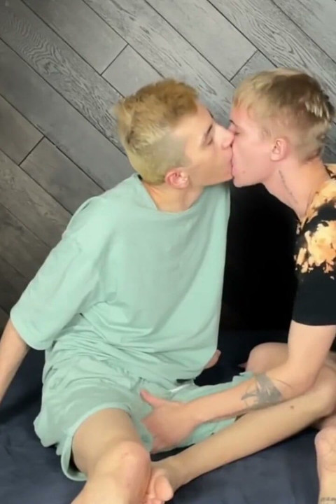 Nežno jebala svog dečka velikim kurcem i svršila u anal