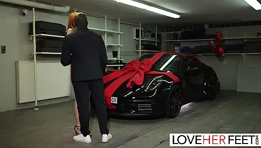 Kızıl saçlı güzel Lilly Mays tapıyor ve sikiliyor