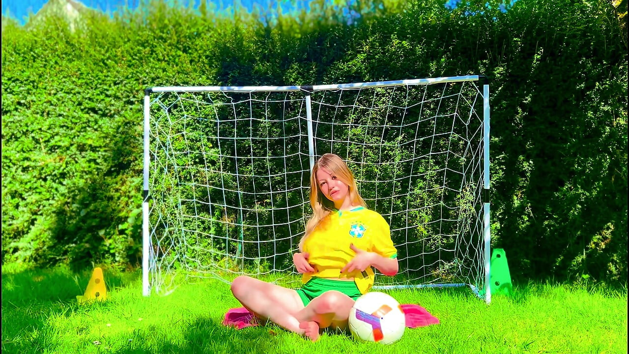 Brasileira menina do futebol provocando com orgasmo de lingerie
