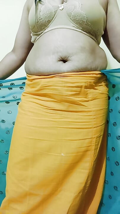 Minha esposa amiga usando sari e removendo