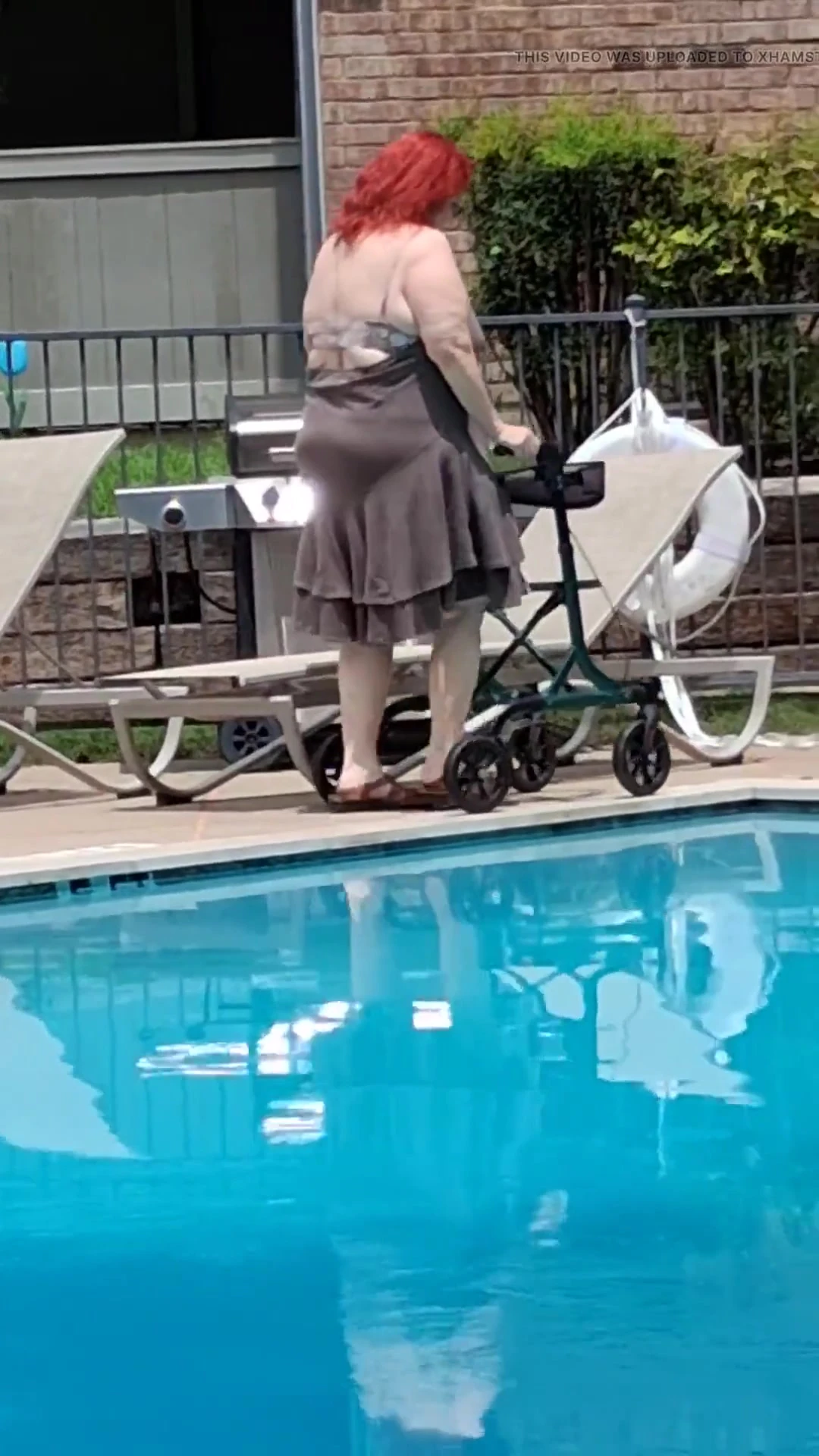 Yaz geldi! Havuza ilk ziyaretin zamanı seksi büyük hemşire vicki tarzı!