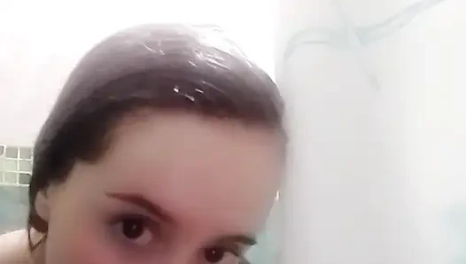 Raven heart wartet im badezimmer auf dich