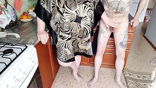 Teman sekamar ngocok kontolku di dapur