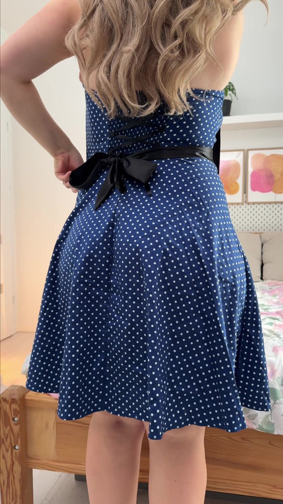 I love this dress, but on such a large MILF, you can admire it.