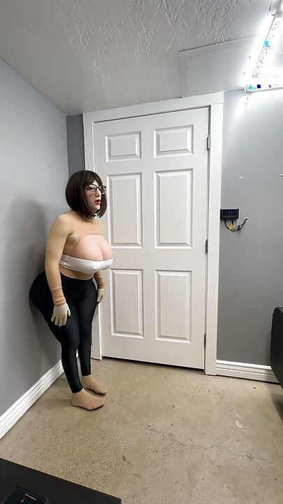 Got me some sexy black leggings for my big ass and tits