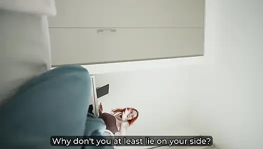 Stiefmutters frecher videoanruf funkelt wilde hotel-bett-share mit stiefsohn