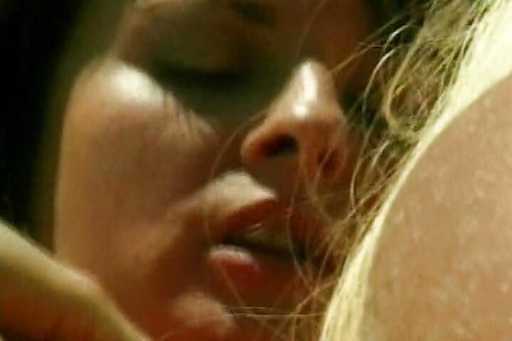 Platin büyük memeli porno yıldızları havuz başında dildo paylaşıyor