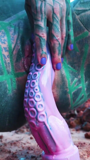 Αυνανίζομαι έξω κοντά στον πρωκτό μου με δονητή | Κλιπ 3