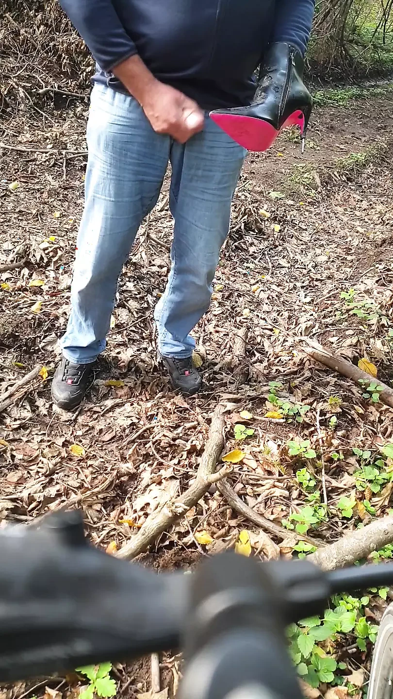 Cumshot on dirty Giaro heels