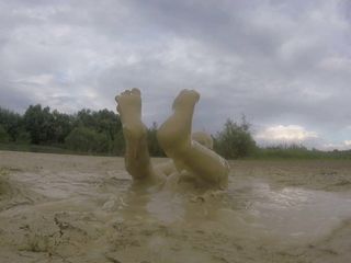 Bellen blazen onder de modder op een regenachtige dag deel 2
