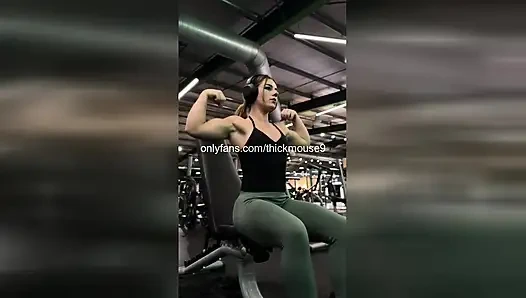 Kecelakaan fisting 18 tahun: memek siku dientot dalam banget di live streaming