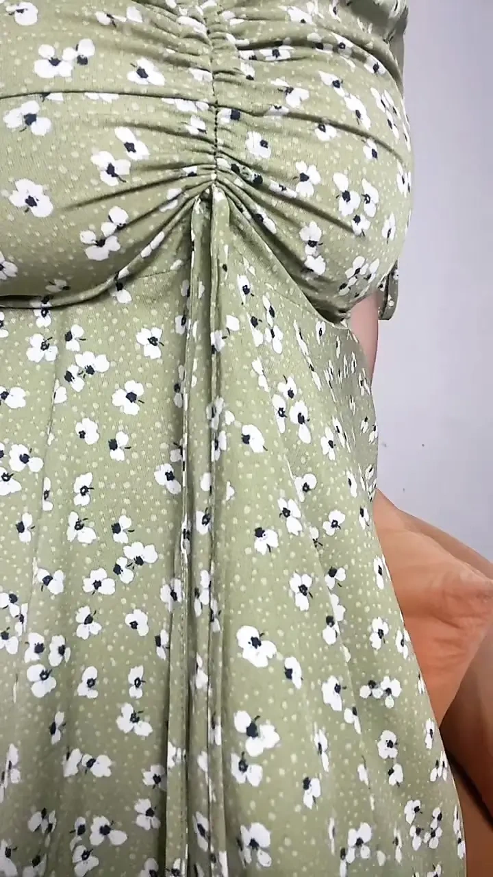 年轻妈妈展示她完美的身材