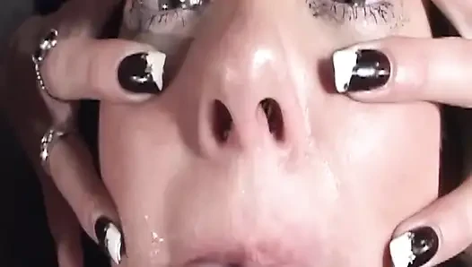 Tante seksi rambut pirang ini dicrot sperma hangat setelah dientot habis-habisan
