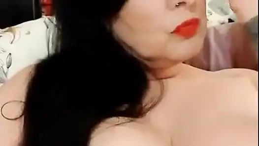 Маленький разговор большого топлеса зевоты крупным планом