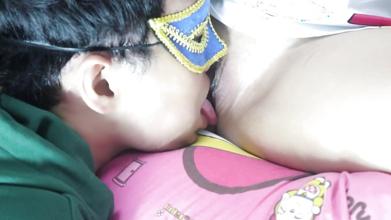 Od czasu, gdy ją lizał, sól nigdy już nie była tak słona. Thai Licking Pussy