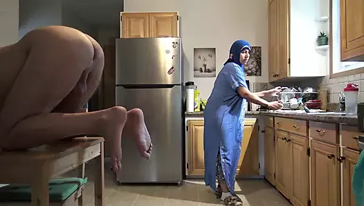 Une soubrette arabe nettoie la cuisine et le trou du cul de son patron britannique