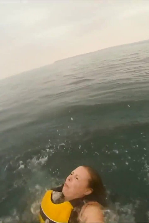 Desastre de kayak en aguas abiertas para no nadadores - salvado por un salvavidas