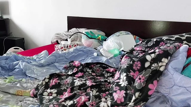 Amateur mom masturbates with her fingers inside until orgasm.