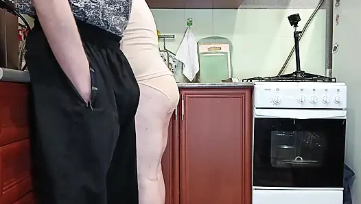 Mutfakta yarak mastürbasyonu ve üvey annenin ağzına ateşli boşalma