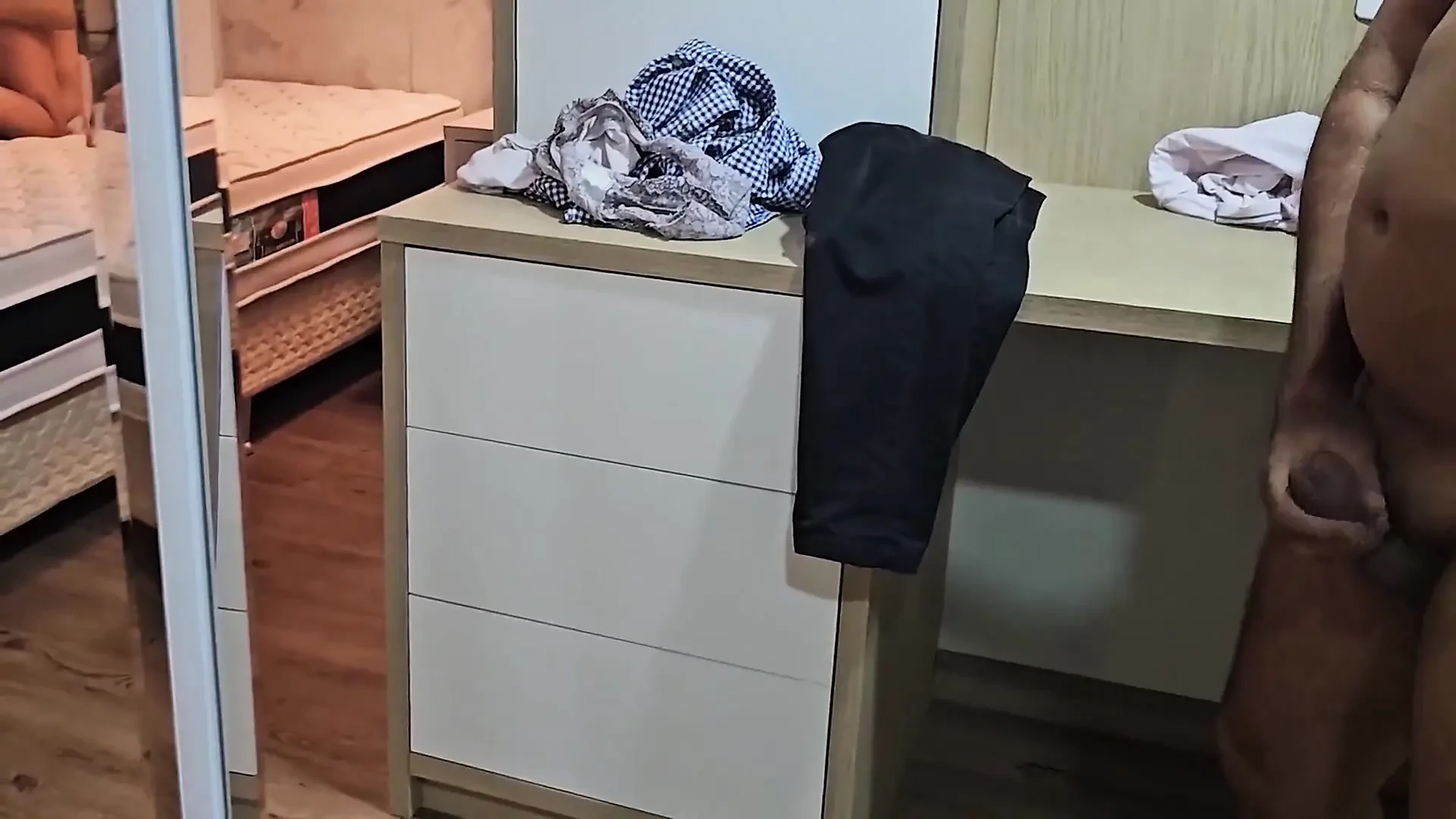 Aku mergokin istriku di apartemen sama kurir pengantar barang dan aku lagi sange berat