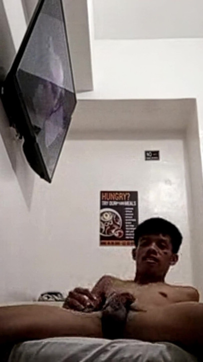 Filipino Twink szarpie swojego pulsującego kutasa w hotelu 2