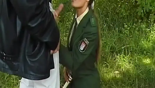 Татуированную немецкую крошку-милфу-блондинку трахает огромный член на улице