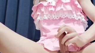 Japanse travestiet masturbeert in pinkkostuum