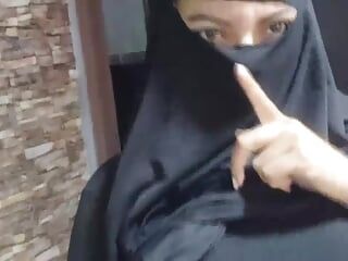 真正性感的业余穆斯林阿拉伯熟女自慰，喷出液体，湿润的阴户，性高潮，面纱
