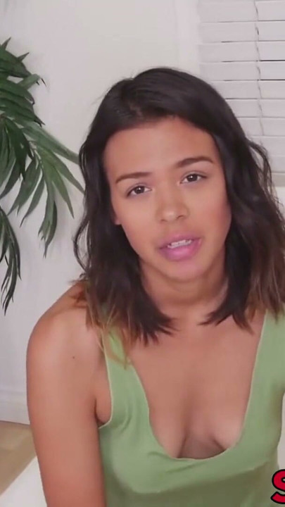 Tânără latino Kat Arina se fute înainte de stepbro facial | Clip 1