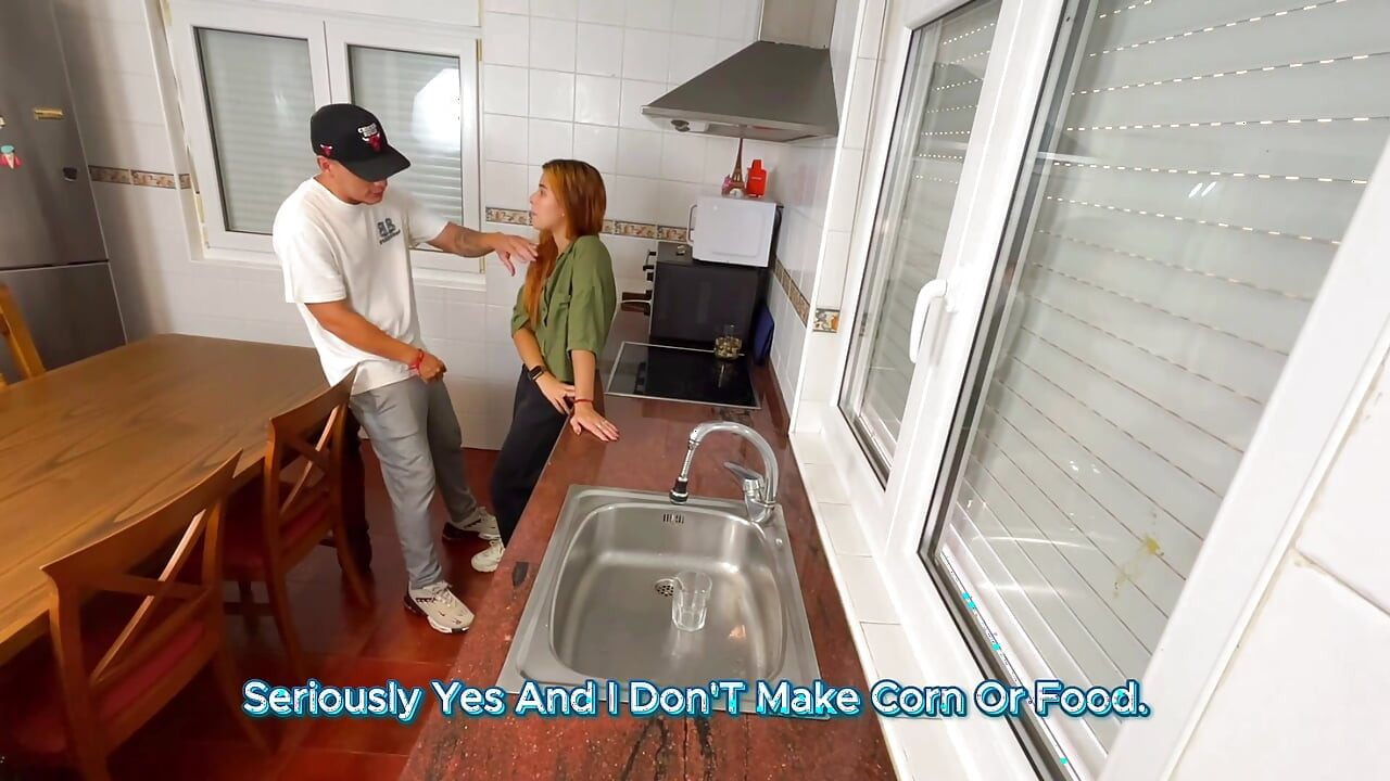 Novia cachonda se la follan en la cocina y se corre en sus pies