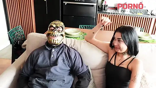 Жена трахнула ее задницу перед куколдом